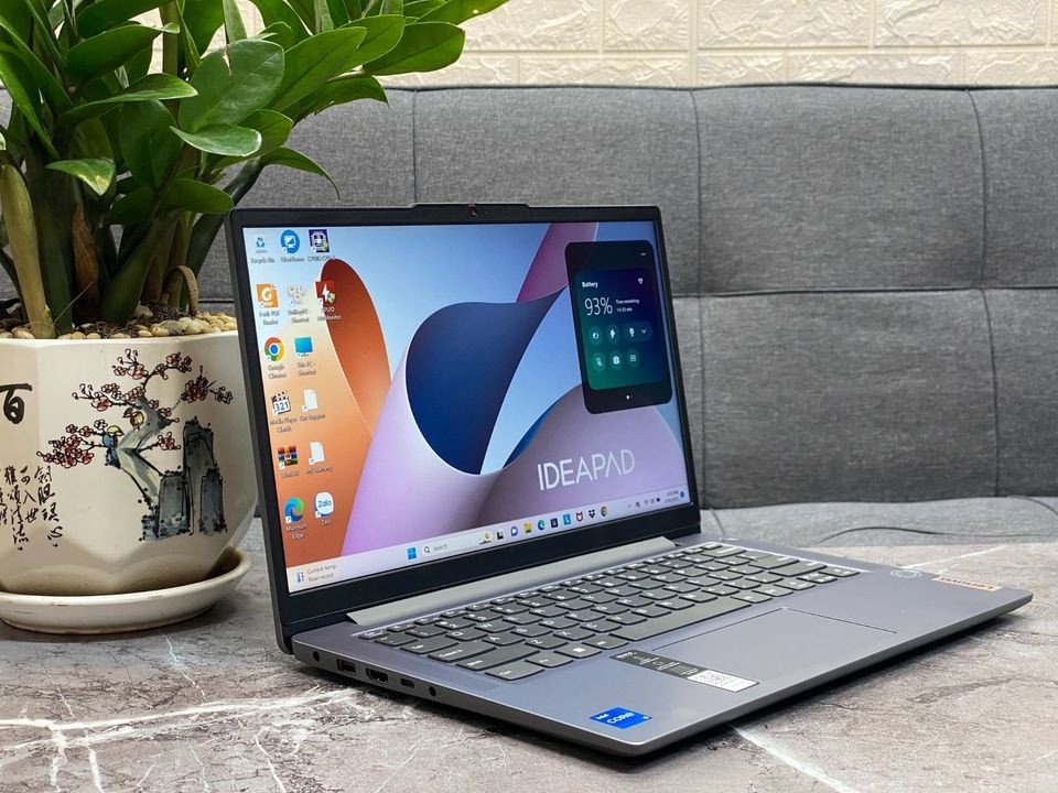 Laptop Lenovo IdeaPad 3 14 inch màu xám bạc, nổi bật với thiết kế mỏng nhẹ