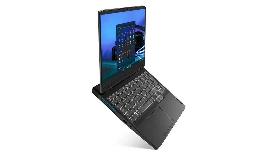 Laptop Lenovo IdeaPad Gaming màu xám đang hiển thị màn hình trò chơi hành động, đặt trên bàn