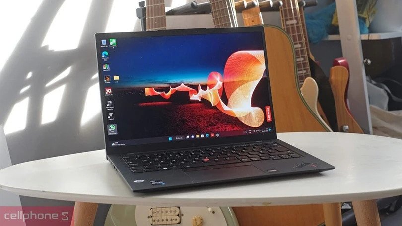 Laptop Lenovo màu xám đen, thiết kế tối giản, phù hợp cho công việc và học tập hàng ngày