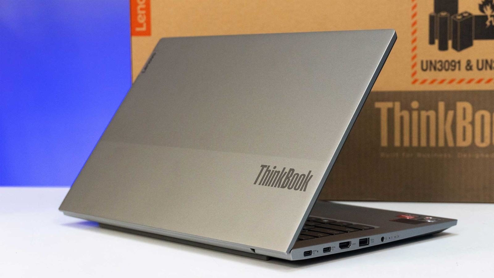 Laptop Lenovo ThinkBook 14 inch màu xám đen, nổi bật với độ bền chuẩn quân đội