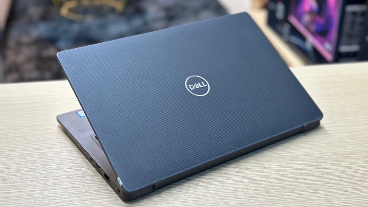 Laptop like new trưng bày tại cửa hàng, một nguồn gốc phổ biến của máy tính xách tay gần như mới.