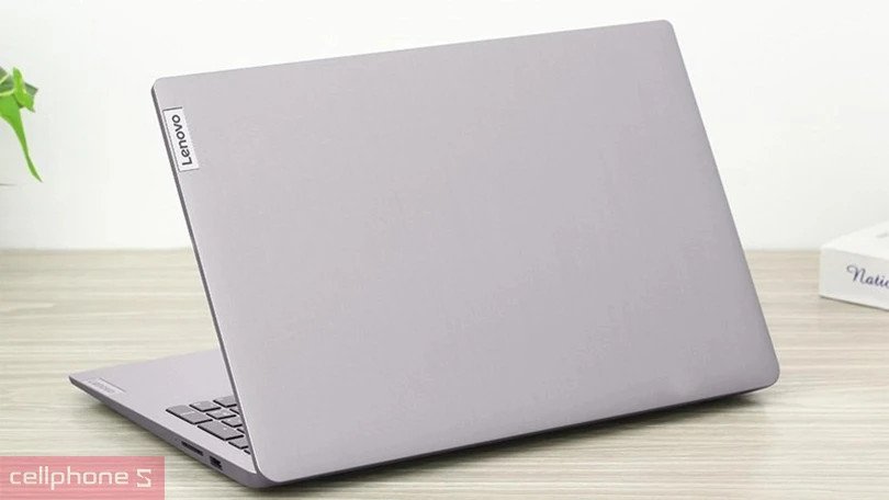 Laptop màu xám trên bàn làm việc hiện đại