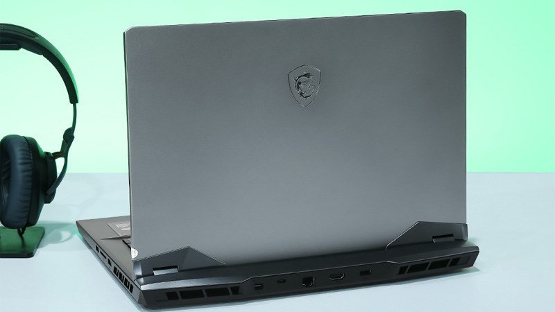 Laptop MSI gaming màu đen với logo rồng đặc trưng, hiệu năng chơi game mạnh