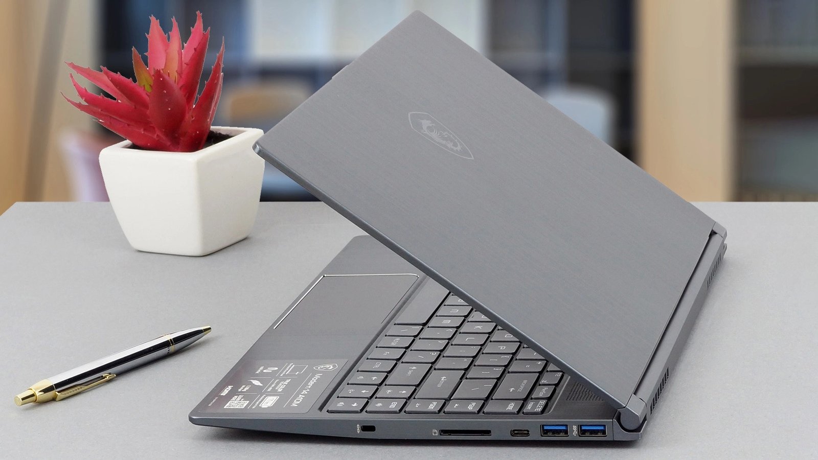 Laptop MSI Modern 14 C11M-011VN màu xám bạc đang mở màn hình hiển thị