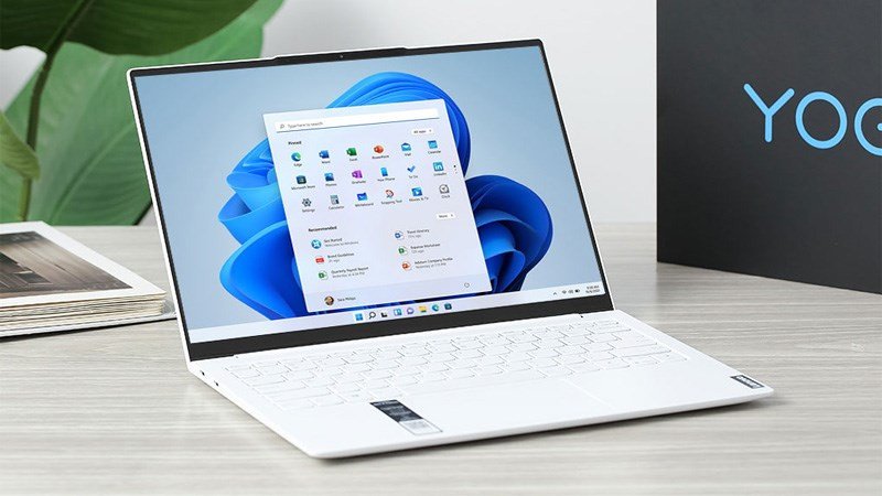 Laptop nhỏ gọn và nhẹ đặt trên bàn, biểu tượng cho tính di động cao