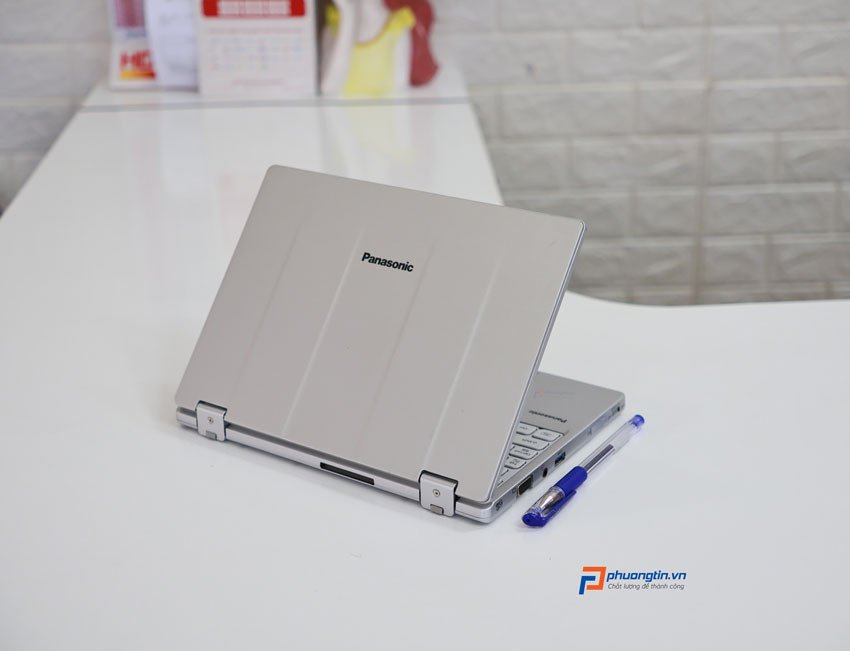 Laptop Panasonic CF-RZ6 màu bạc siêu nhẹ