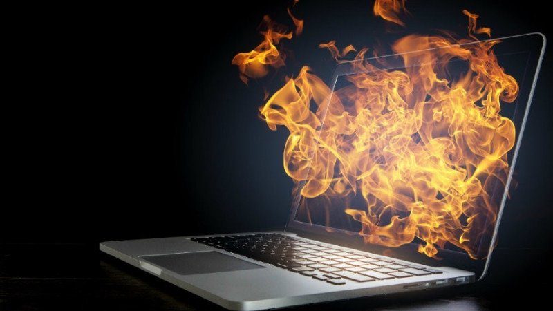 Laptop quá nóng do hoạt động quá công suất có thể gây màn hình không lên