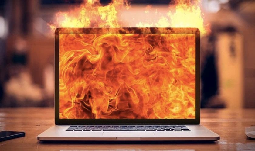 Laptop quá nóng khi hoạt động cường độ cao gây ra tình trạng pin phồng nguy hiểm