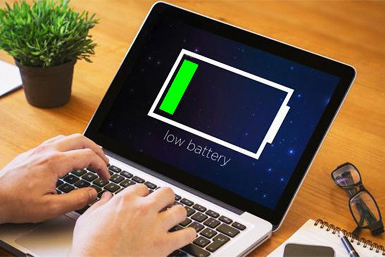 Laptop tắt hoàn toàn và đang cắm sạc pin để hạn chế chai pin laptop