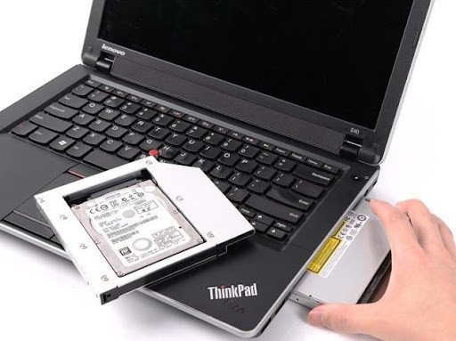 Laptop thế hệ cũ với ổ đĩa DVD có thể tháo rời để lắp HDD