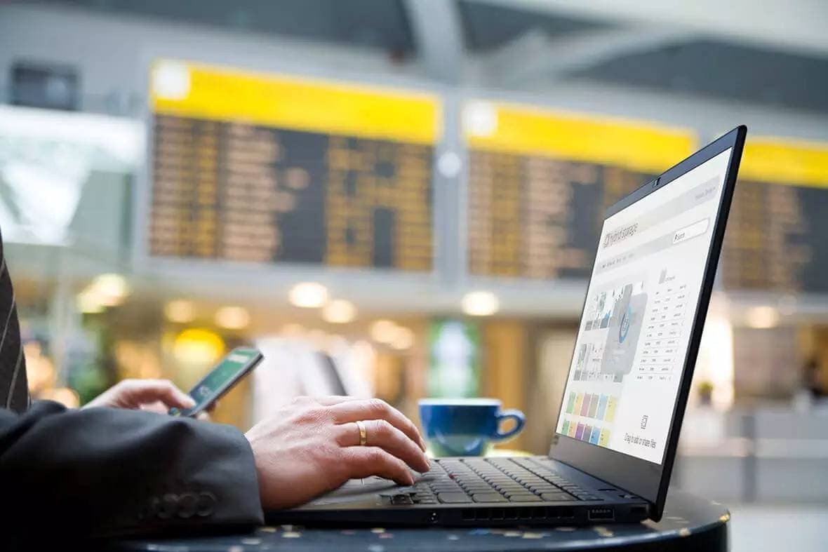 Laptop ThinkPad X1 Carbon Gen 6 đang sạc nhanh với công nghệ RapidCharge, biểu tượng pin hiển thị.