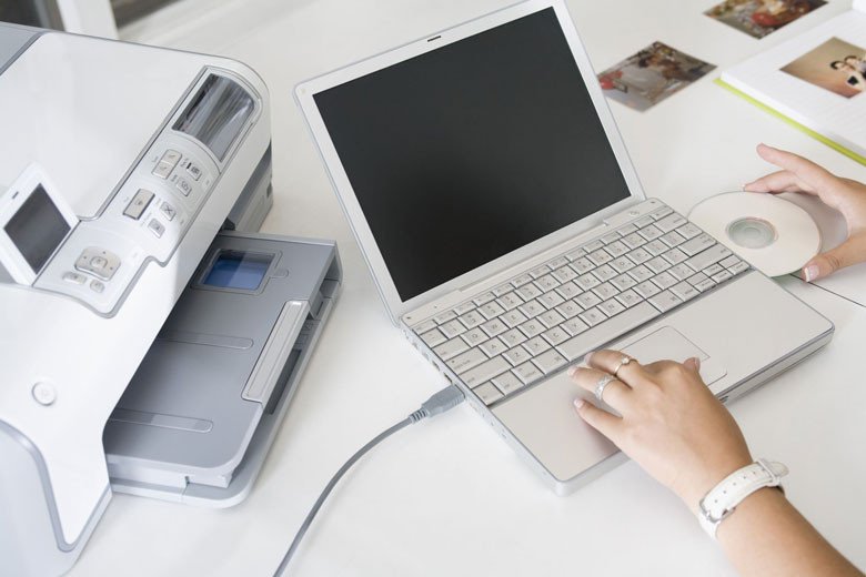 Laptop và máy in sẵn sàng kết nối qua cáp USB