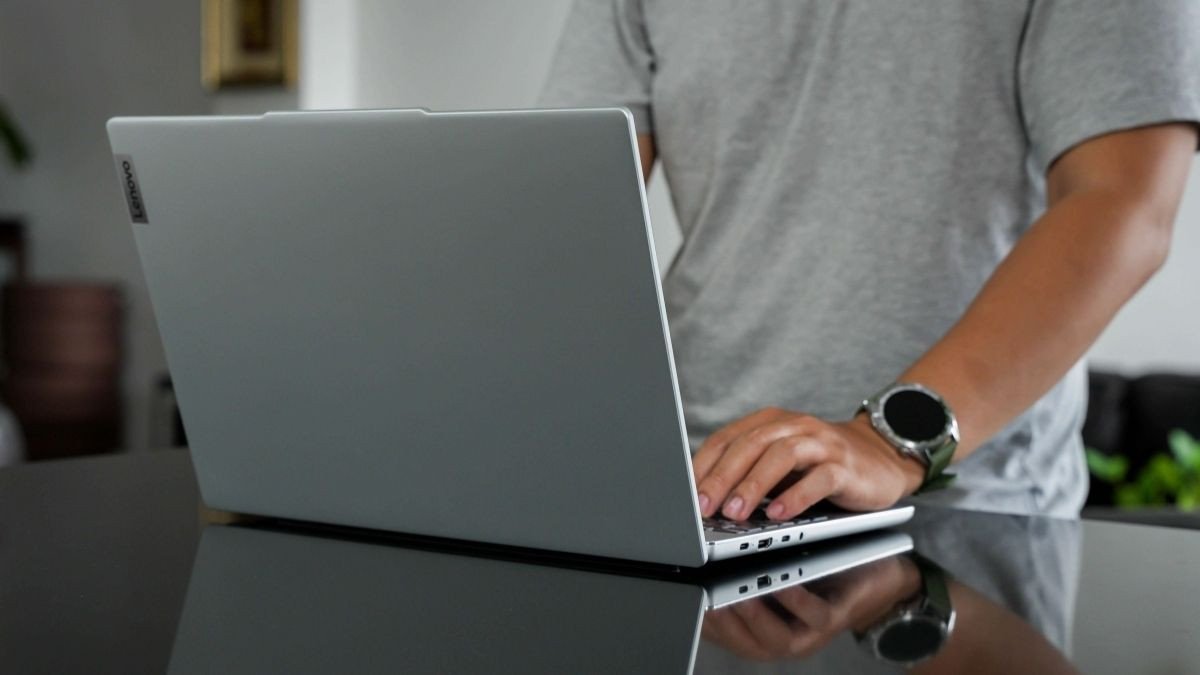 Laptop văn phòng pin trâu Lenovo IdeaPad Slim 5 15IRU9 83D00003VN thiết kế mỏng nhẹ