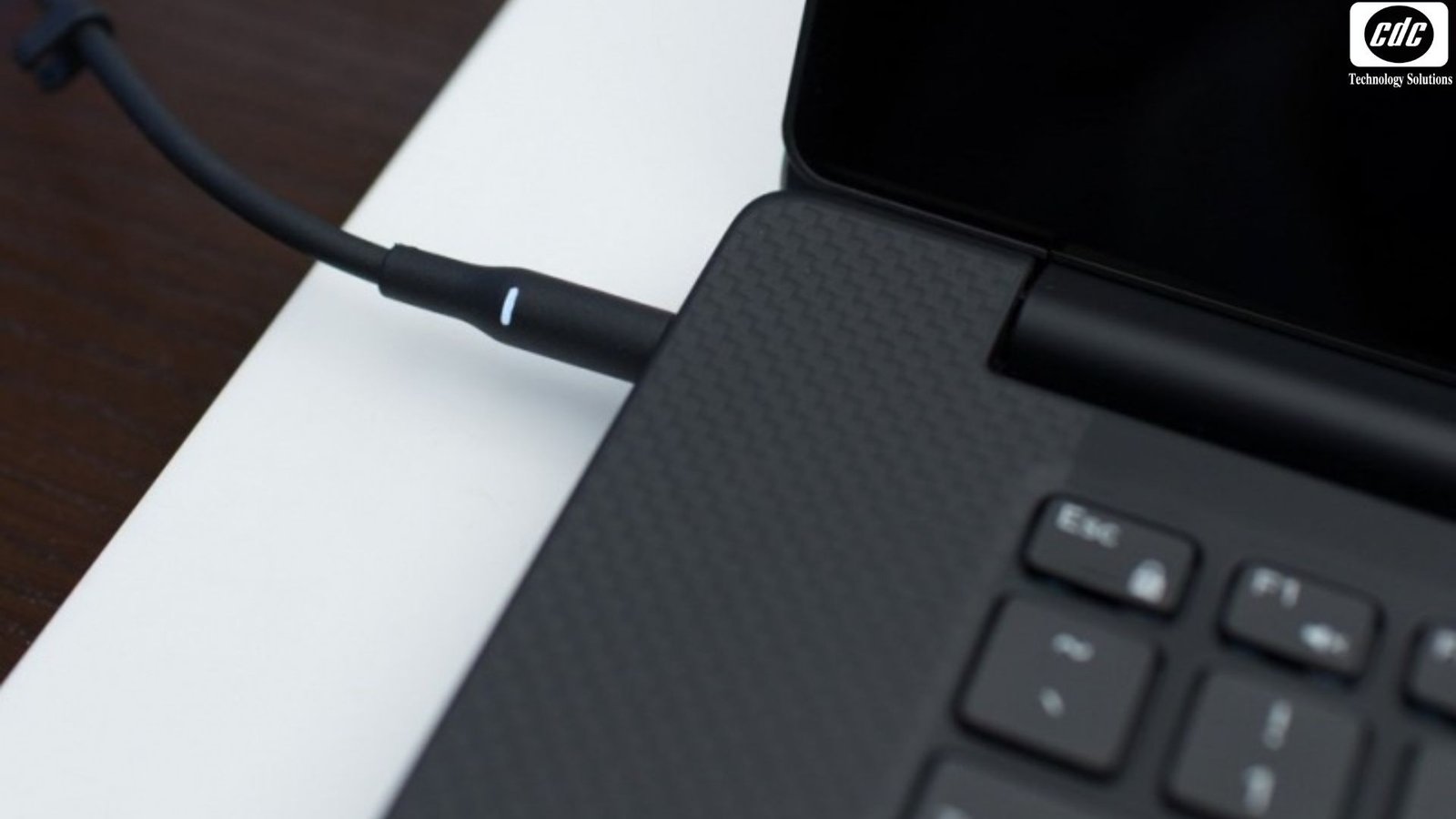 Laptop với các linh kiện bên trong