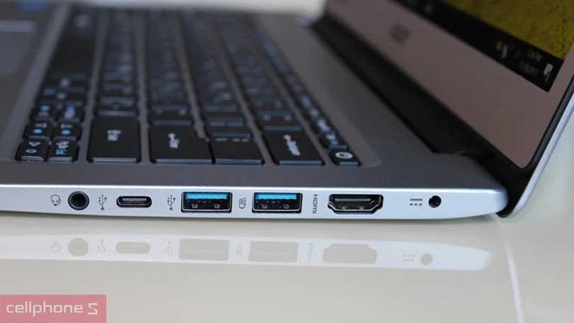 Laptop với đa dạng cổng kết nối, cho phép dễ dàng kết nối với nhiều thiết bị ngoại vi