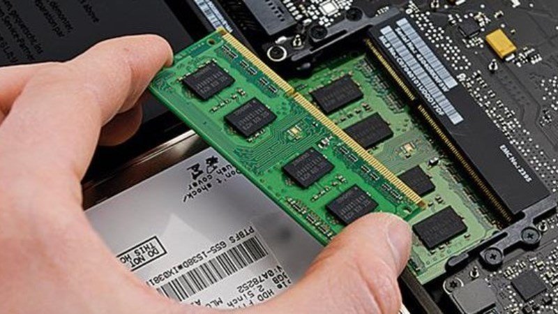 Laptop với dung lượng RAM thấp dẫn đến tình trạng máy bị lag và đơ khi sử dụng quá tải.