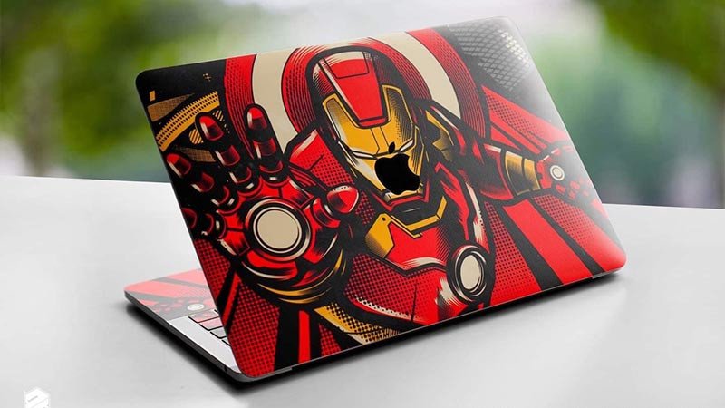Laptop với lớp skin màu sắc phủ kín toàn bộ bề mặt