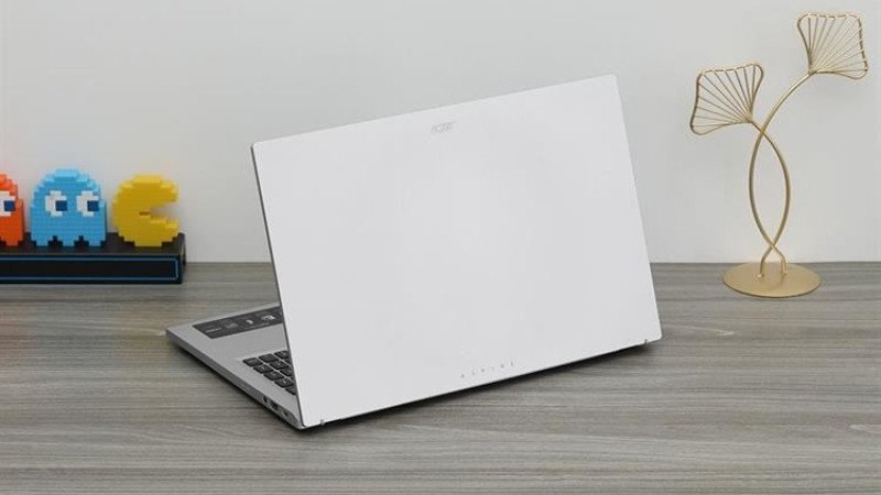 Laptop với màn hình lớn và công nghệ hiển thị chất lượng cao