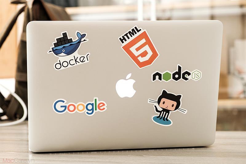 Laptop với nhiều sticker ngộ nghĩnh trên nắp