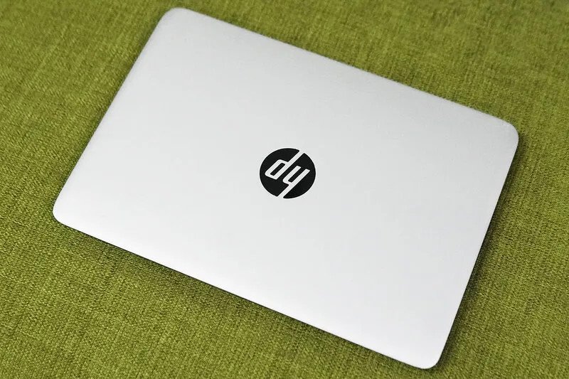 Laptop với thiết kế mặt A tối giản, chỉ có logo ở trung tâm, thể hiện phong cách thiết kế mặt A laptop