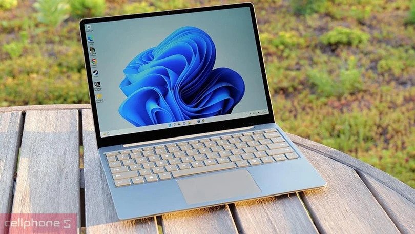 Laptop với thời lượng pin dài, cho phép sử dụng liên tục trong nhiều giờ mà không cần sạc