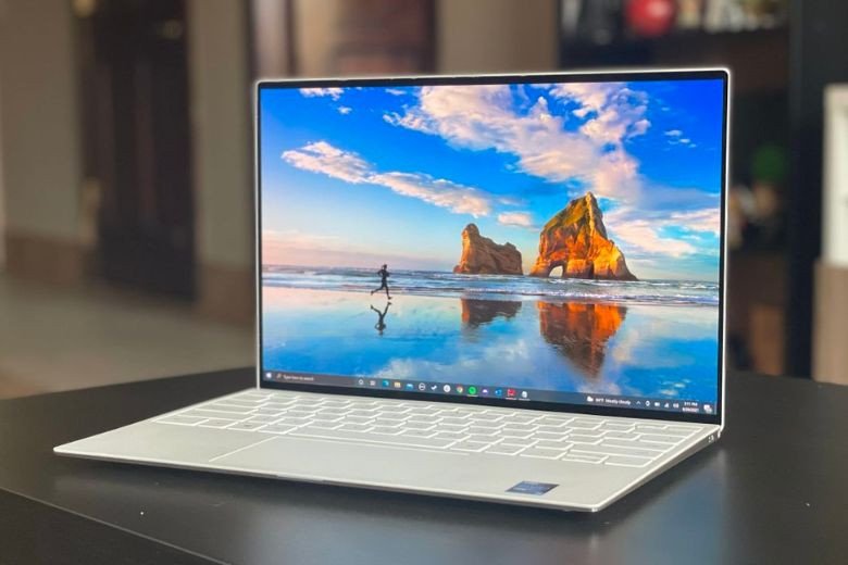 Laptop Windows với đa dạng cấu hình từ Intel đến Ryzen, phù hợp nhiều chuyên ngành sinh viên
