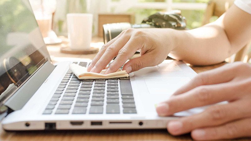 Lật ngược laptop để rũ bụi bàn phím