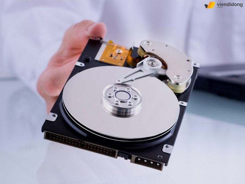 Lau khô các bộ phận bên trong laptop vô nước không lên nguồn