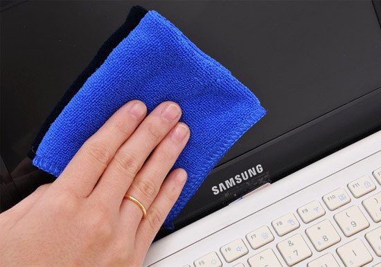 Lau màn hình laptop bằng khăn vi sợi