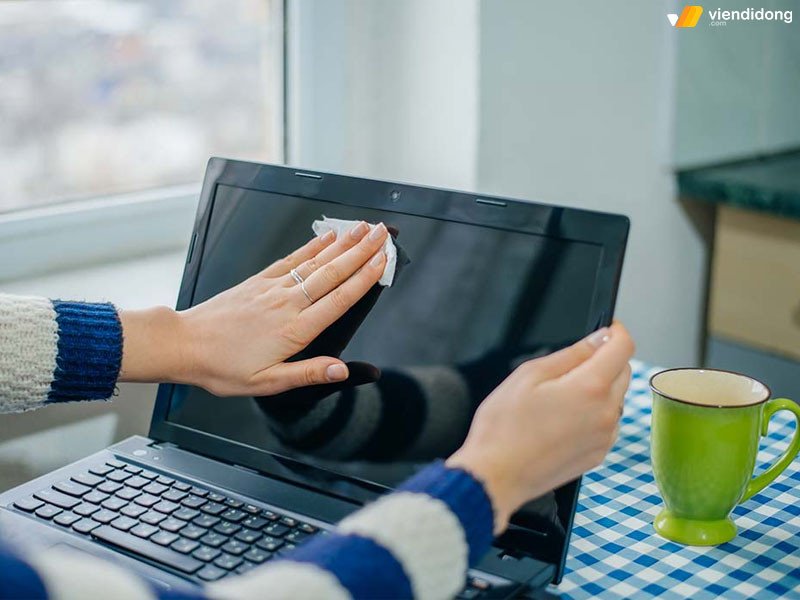 Lau sạch chất cặn trên laptop vô nước không lên nguồn