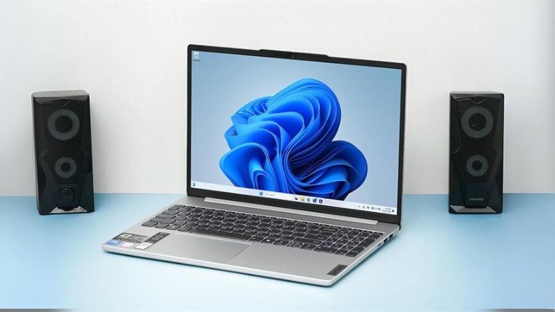 Lenovo Ideapad Slim 5 15IRU9 với CPU Intel Core 5 và màn hình chuẩn màu