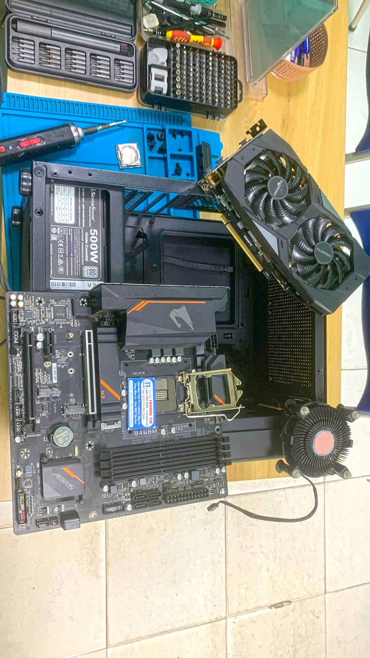 Linh kiện máy tính xách tay được chuẩn bị để thay thế tại trung tâm sửa chữa laptop quận Bình Thạnh