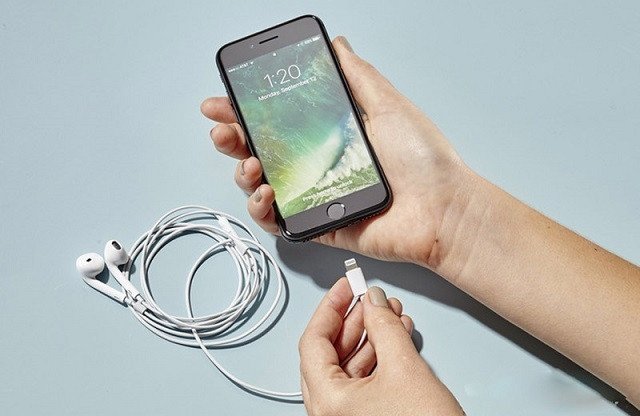 Lỗ cắm tai nghe bám đầy bụi bẩn, một nguyên nhân khiến điện thoại bị chuyển sang chế độ tai nghe