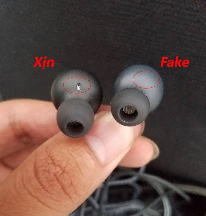 lỗ thoát hơi hình bầu dục trên củ tai nghe akg chính hãng