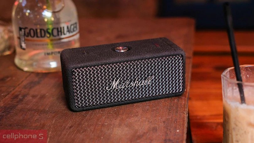 Loa bluetooth Marshall Emberton II hiển thị các cổng kết nối và công nghệ Bluetooth 5.1