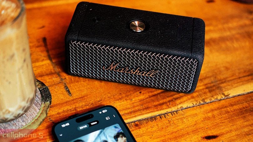 Loa bluetooth Marshall Emberton II phát nhạc với chất âm 360 độ True Stereophonic
