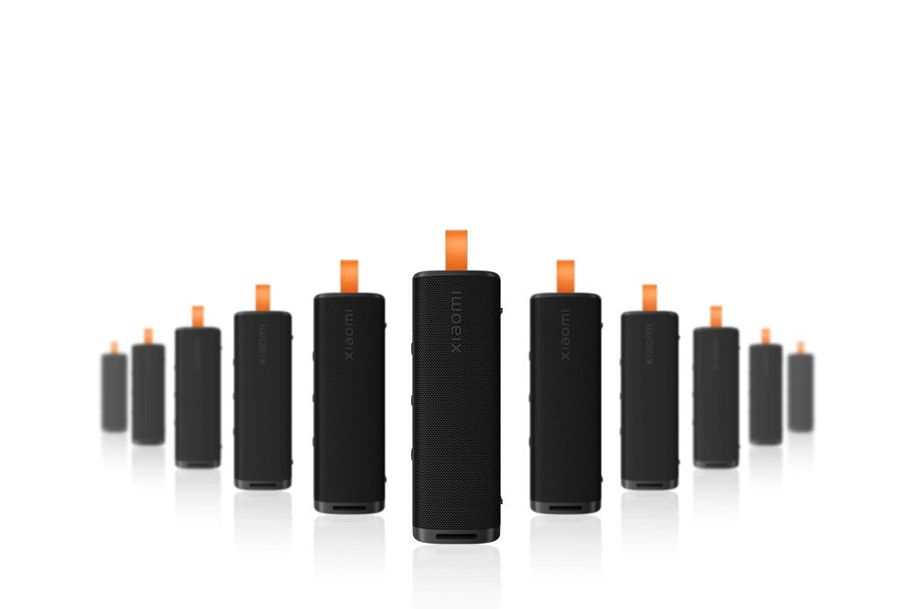 Loa Bluetooth Xiaomi Sound Outdoor đang phát nhạc, thể hiện thời lượng pin dài, phù hợp cho sử dụng liên tục ngoài trời