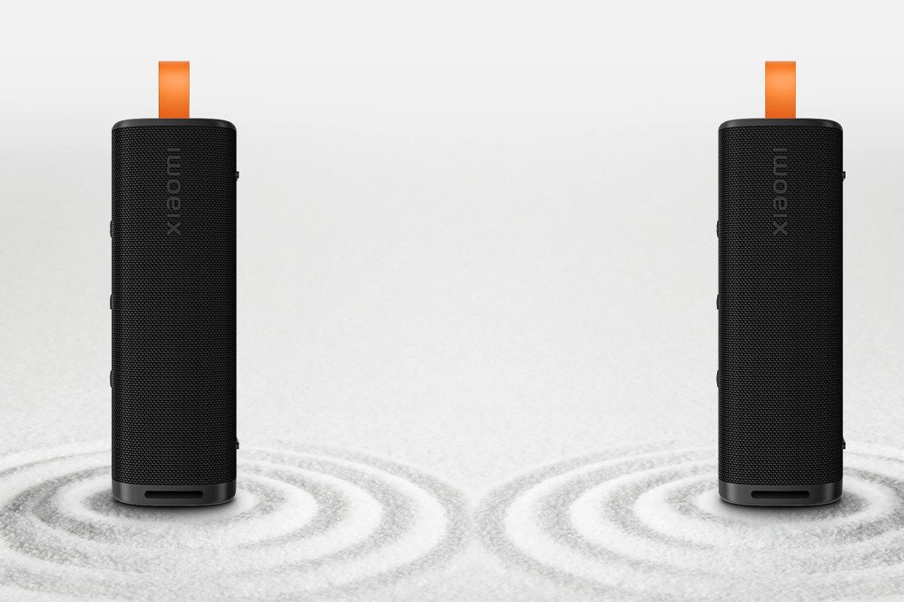 Loa Bluetooth Xiaomi Sound Outdoor đặt nghiêng, minh họa khả năng kết nối nhanh chóng và ổn định qua Bluetooth 5.4