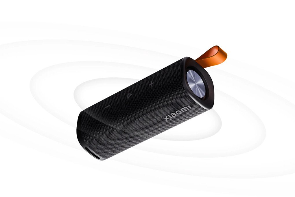 Loa Bluetooth Xiaomi Sound Outdoor màu cam nổi bật, thiết kế thon dài, thể hiện vẻ ngoài năng động và cá tính