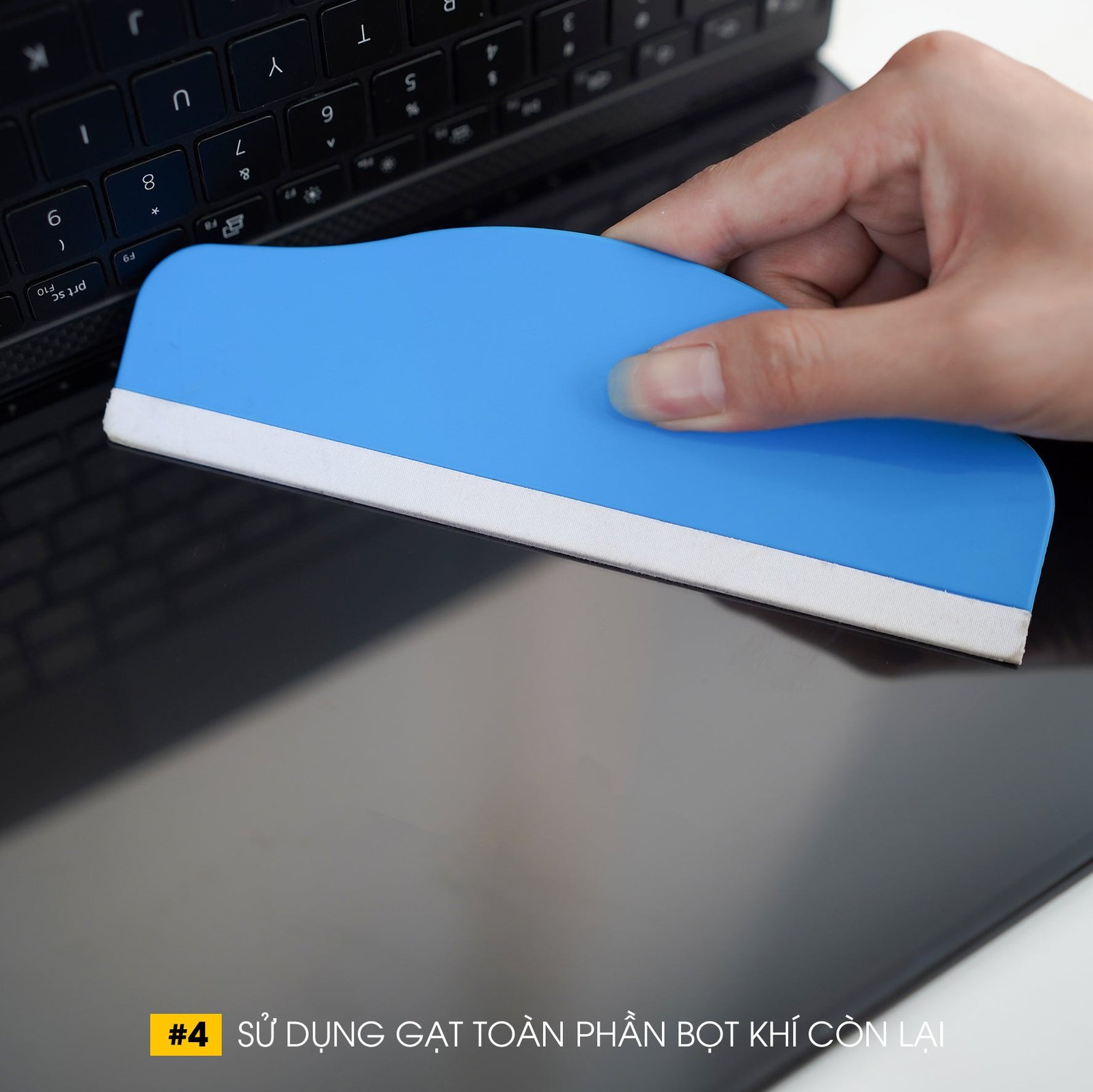 Loại bỏ bọt khí khi dán màn hình laptop 14 inch