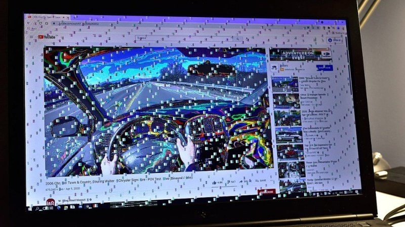 Lỗi card màn hình không tương thích có thể khiến laptop bị đơ màn hình.