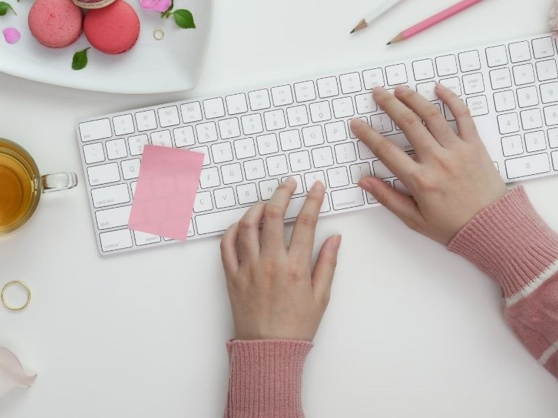 Lỗi chạm bàn phím laptop đôi khi do bụi bẩn