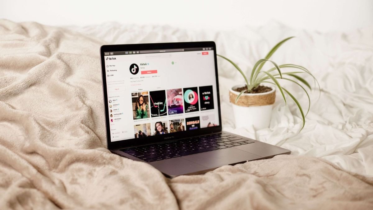 Lợi ích khi tải TikTok cho laptop Win 10 như xem trên màn hình lớn