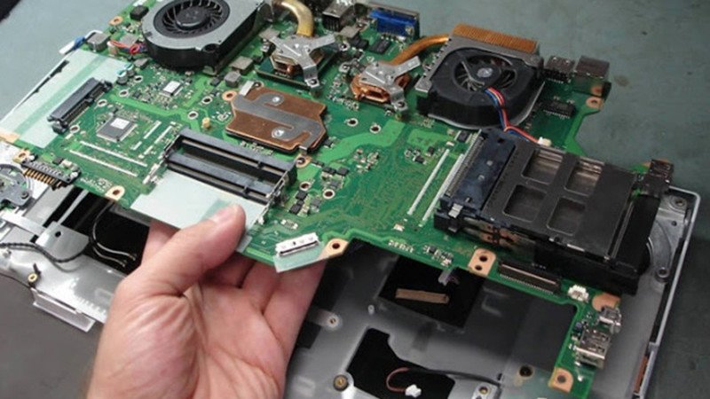Lỗi mainboard hoặc mạch cao áp là nguyên nhân phổ biến khiến laptop không lên màn hình