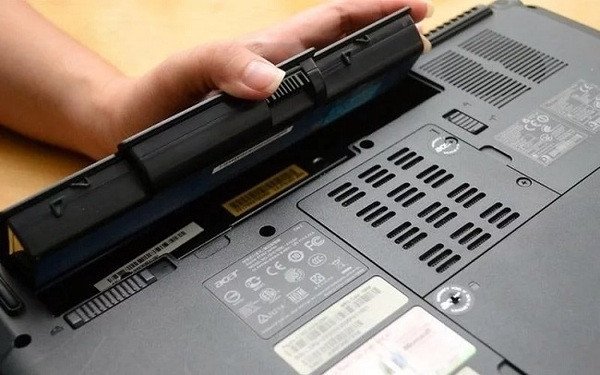 Lỗi pin là một trong những nguyên nhân khi laptop không lên nguồn