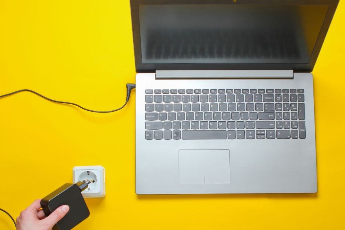 Lỗi sạc làm cho laptop đang chạy tự nhiên tắt nguồn và không bật lại được