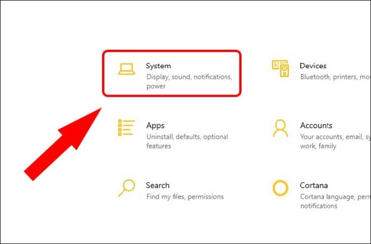 Lựa chọn mục System trong giao diện Settings của Windows 10, nơi chứa các thiết lập hiển thị và phần cứng