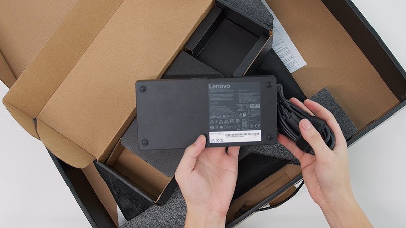 Lựa chọn sạc chính hãng và đúng thông số kỹ thuật là yếu tố quan trọng khi sạc laptop.