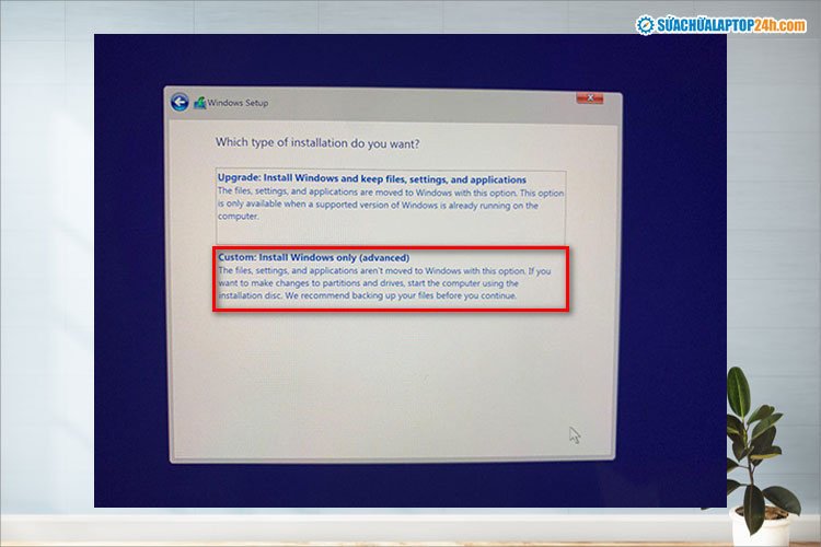 Lựa chọn tùy chỉnh "Custom: Install Windows only (advanced)" trong quá trình cài đặt Windows cho Surface Laptop 3