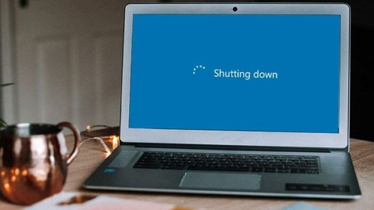 Luôn tắt nguồn và rút điện khi vệ sinh laptop để an toàn
